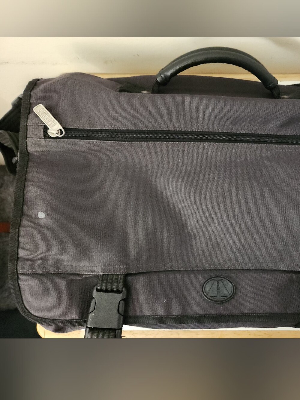 Avenues America Men's Messenger Bag